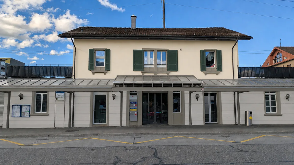 Ein Bahnhofgebäude aus den 1850er Jahren, mit KI koloriert.